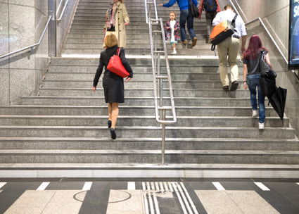 Personen auf der Treppe Persone su una scala
